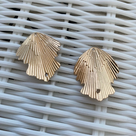 Set of 23 Gold Textured Metal Pendants Size XS - Picture 7 of 16